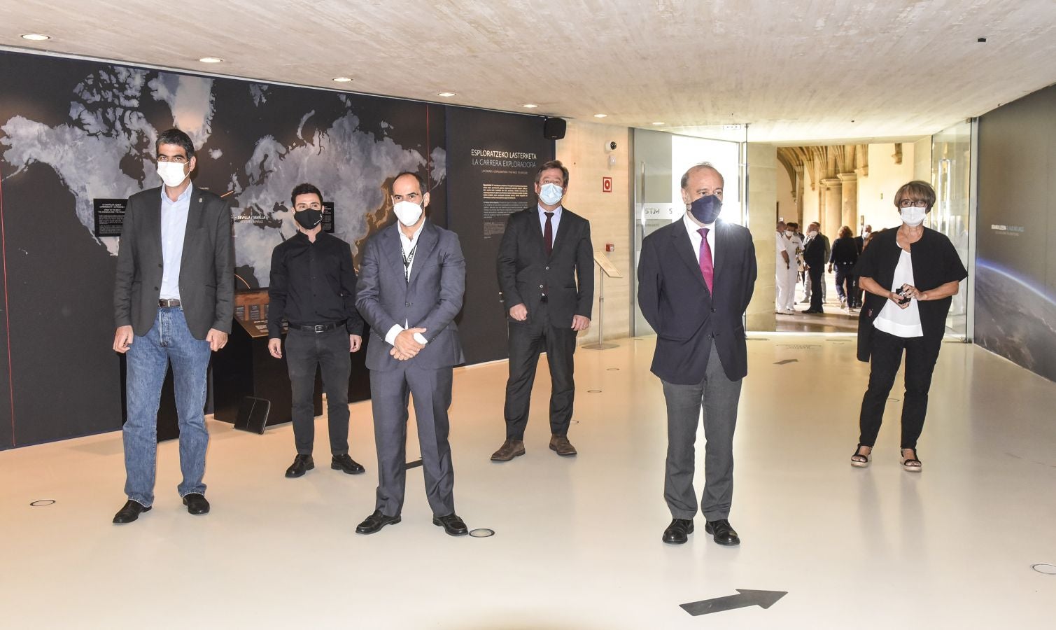 El museo donostiarra acoge una magna exposición sobre la primera vuelta al mundo que reúne audiovisuales y documentos de época, en un homenaje al espíritu aventurero y explorador del ser humano