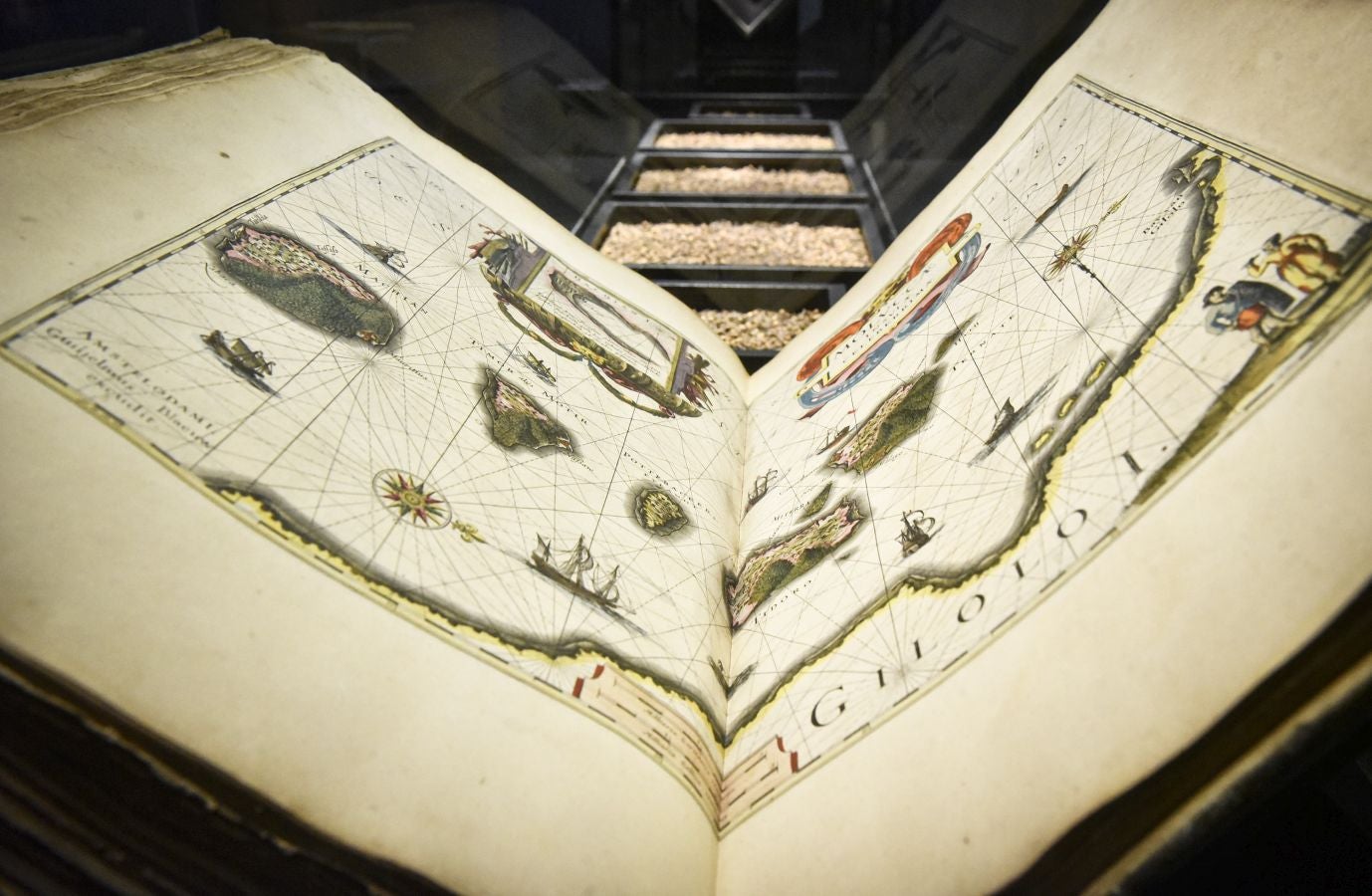 El museo donostiarra acoge una magna exposición sobre la primera vuelta al mundo que reúne audiovisuales y documentos de época, en un homenaje al espíritu aventurero y explorador del ser humano