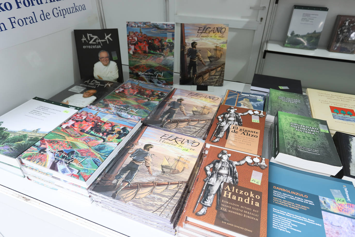 Fotos: La Feria del Libro abre puestos y actividades