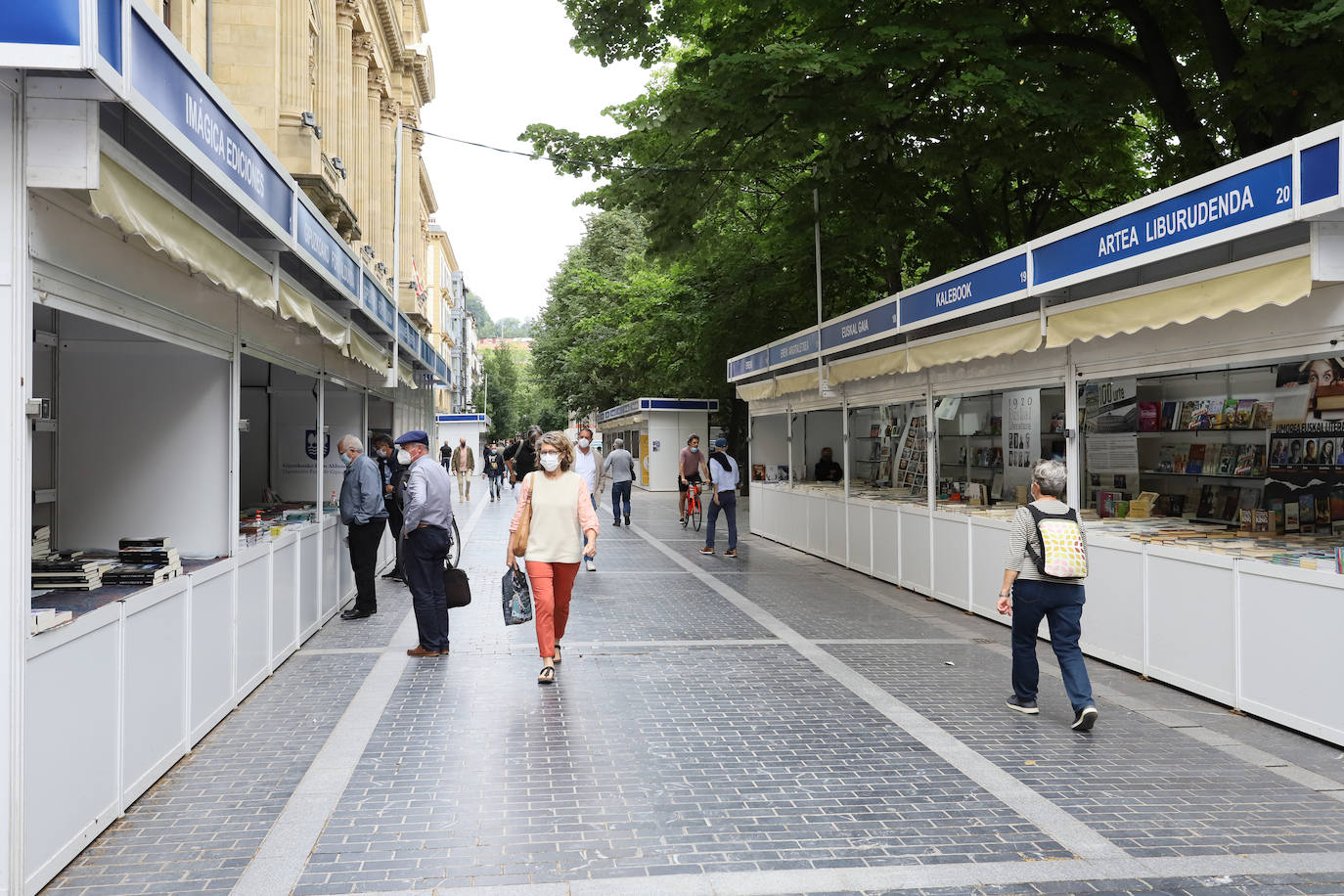 Fotos: La Feria del Libro abre puestos y actividades