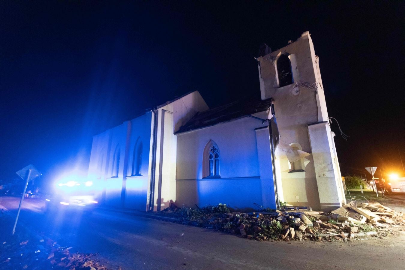 Fotos: Un tornado deja tres muertos y arrasa casas en República Checa