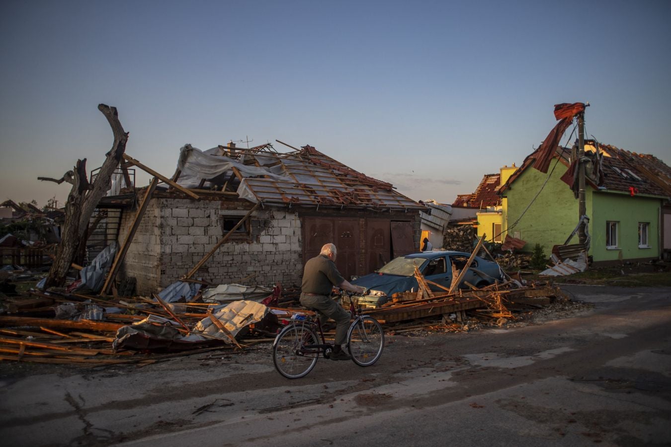 Fotos: Un tornado deja tres muertos y arrasa casas en República Checa