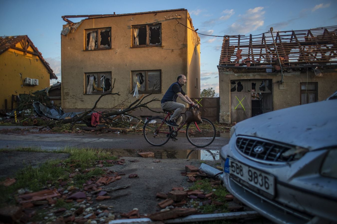 Fotos: Un tornado deja tres muertos y arrasa casas en República Checa