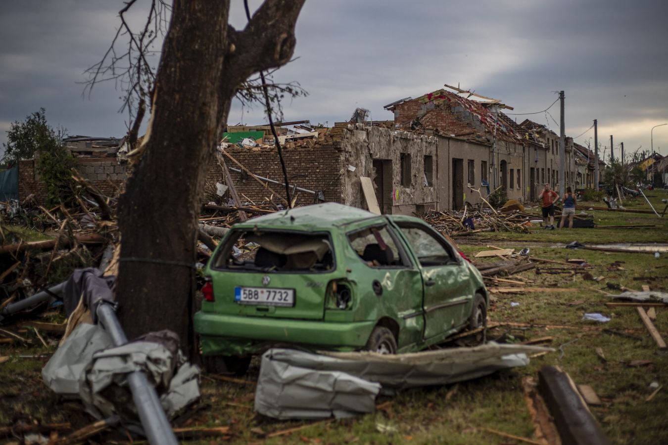 Fotos: Un tornado deja tres muertos y arrasa casas en República Checa
