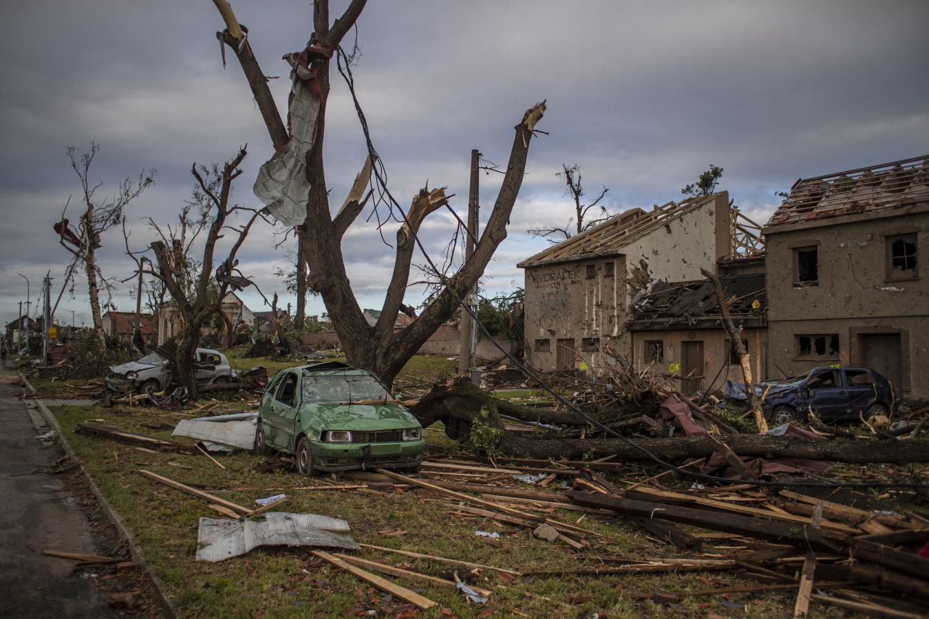 Fotos: Un tornado deja tres muertos y arrasa casas en República Checa