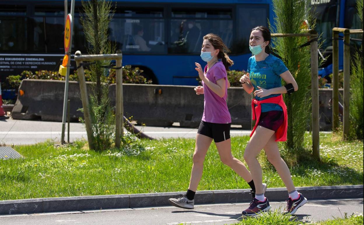 Dos jóvenes ajenas a la información hacen ejercicio en Donostia.