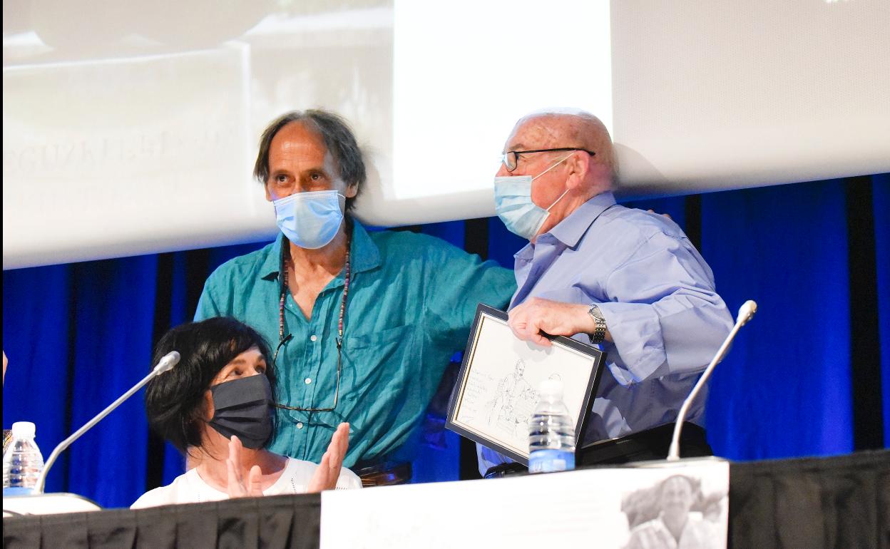 Iturralde regala un dibujo a Elósegui, ante la alcaldesa Peón, tras presentar el libro. 