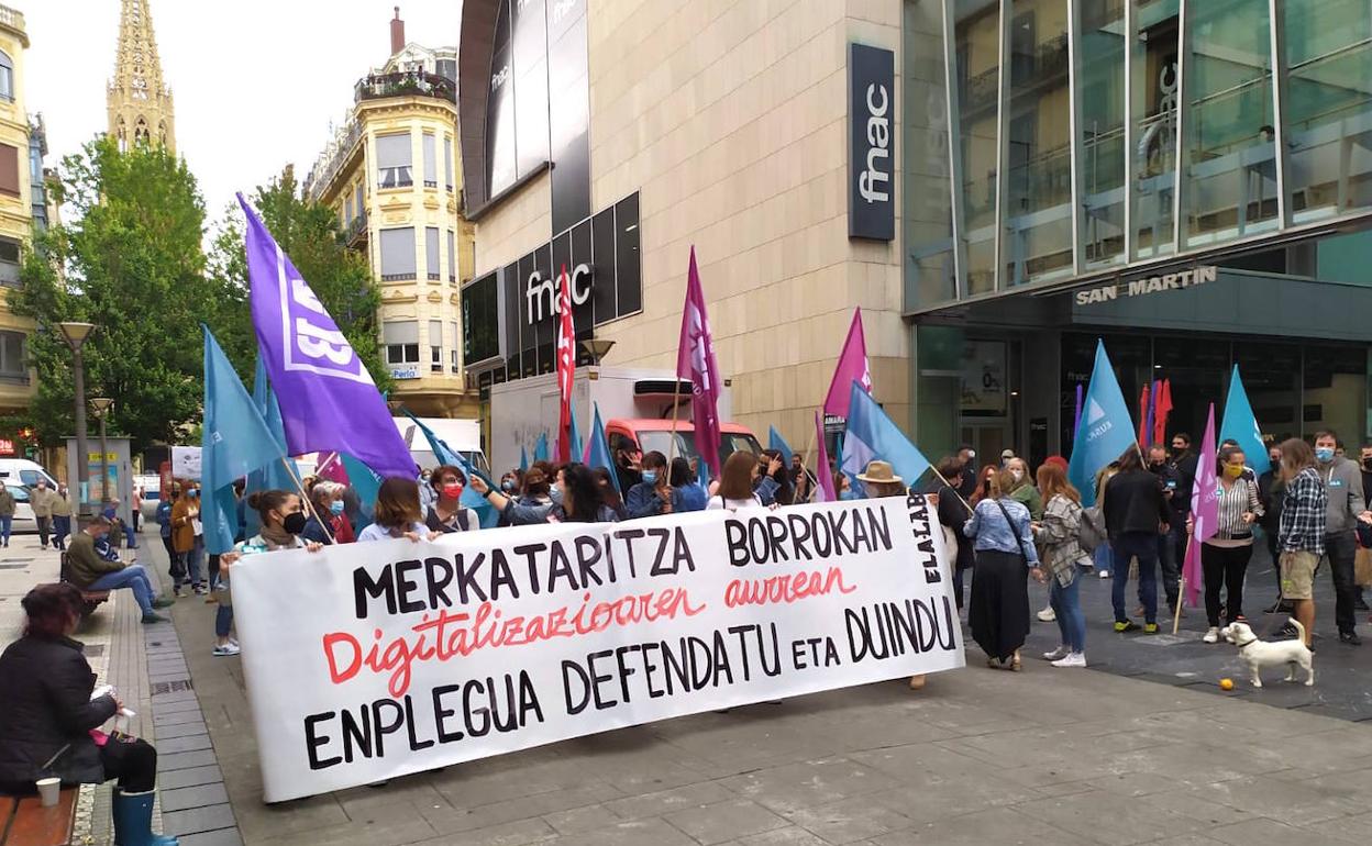 Movilización de ELA y LAB en el centro comercial de San Martín. 