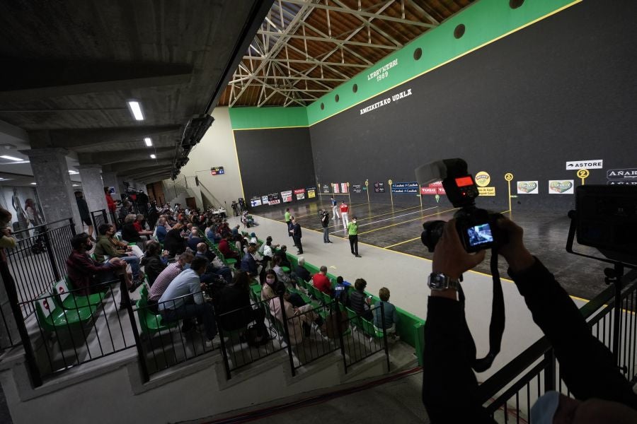 Fotos: Vuelve el público a los frontones