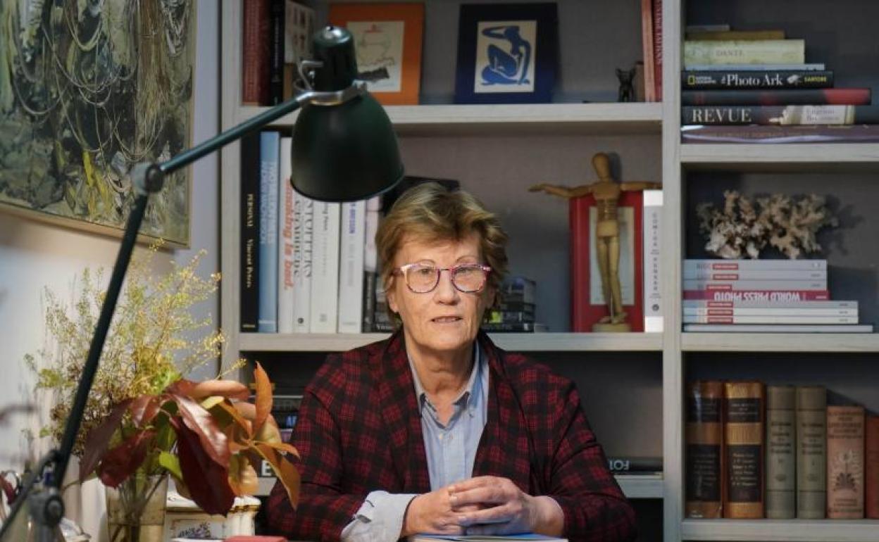 La historiadora Charo Roquero en su despacho donostiarra. 