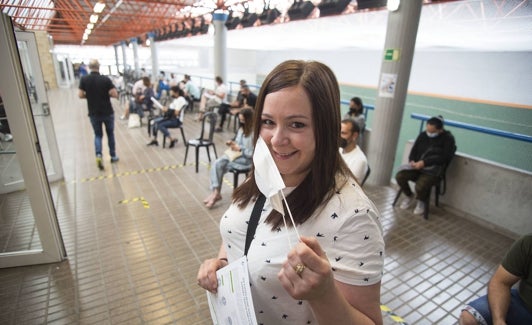 Nerea, sonriente, se quita la mascarilla solo para la foto. 
