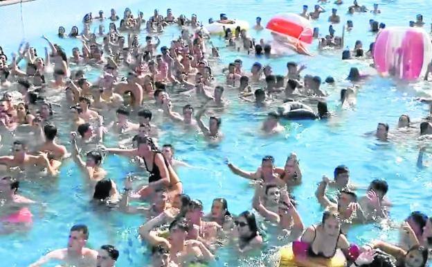 Imagen de una de las fiestas en la piscina de un hotel de Mallorca. 