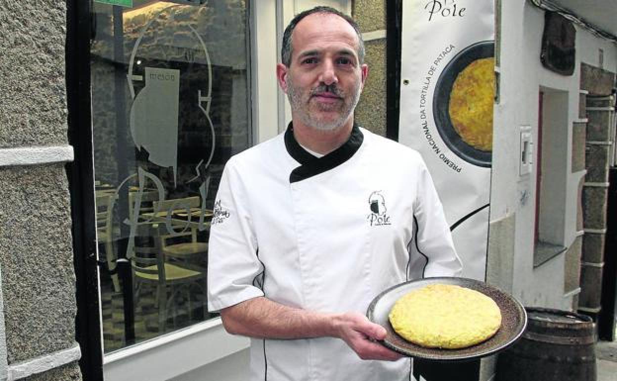 Alberto García está a los mandos de la cocina del O Pote en Betanzos (Galicia), donde prepara su multipremiada tortilla de patata. 