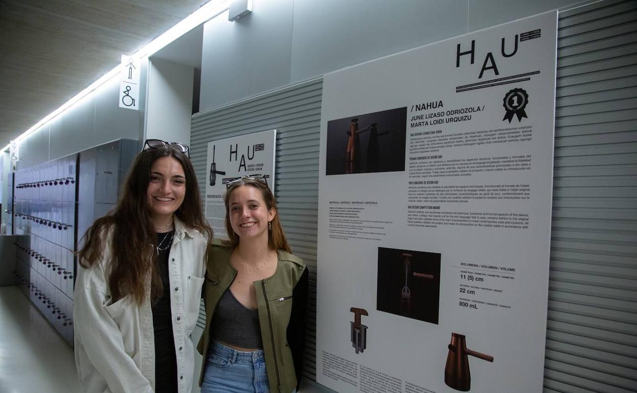 Las ganadoras del concurso, Marta Loidi y June Lizaso,ayer en la exposición de San Telmo.
