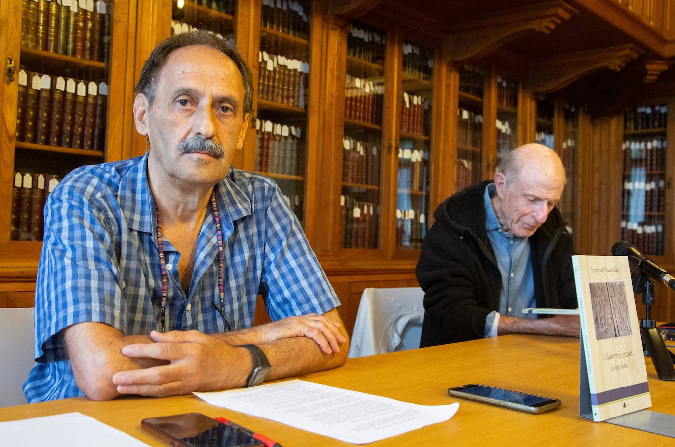 Joxemari Iturralde eta Jose Angel Irigaray 'Udaberria sutan' liburuaren aurkepenean 