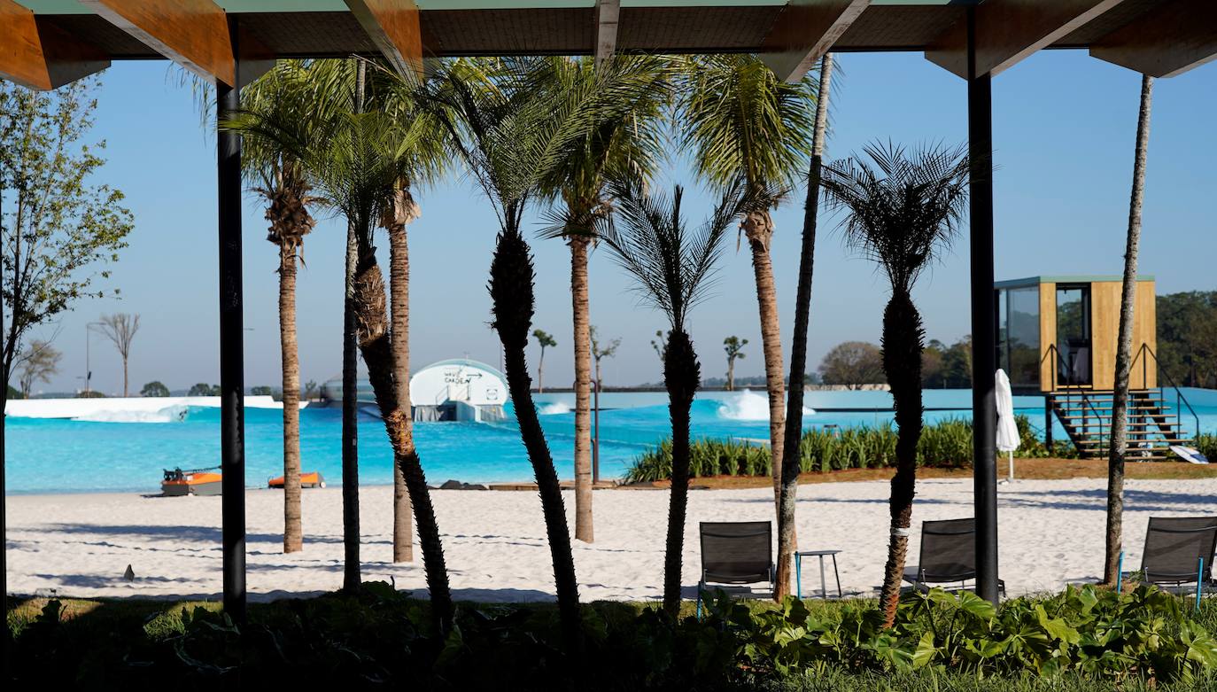 Las instalaciones brasileñas albergan la primera playa tropical de interior del mundo, de la mano de Wavegarden.
