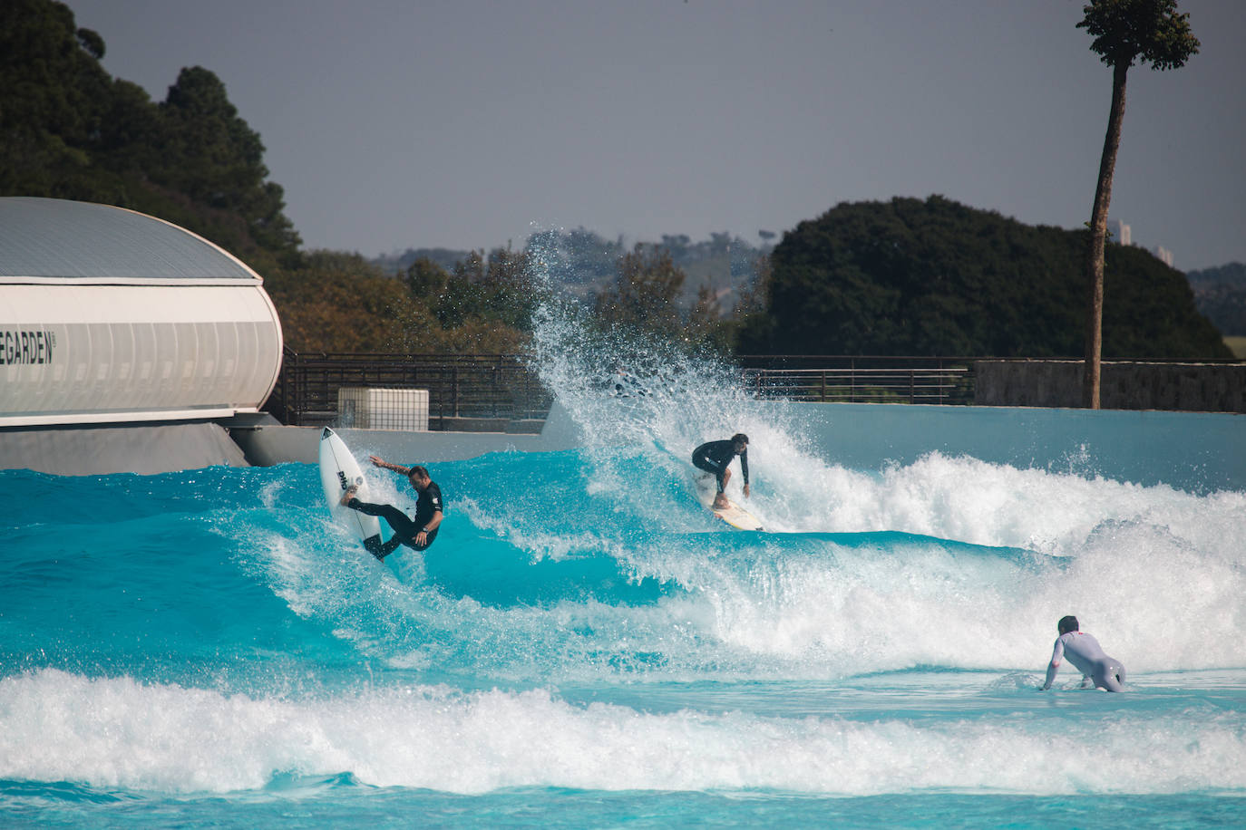 Las instalaciones brasileñas albergan la primera playa tropical de interior del mundo, de la mano de Wavegarden.