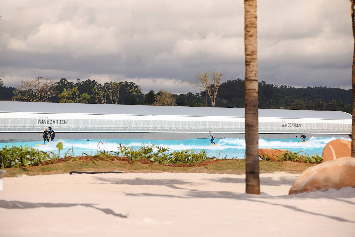 Las instalaciones brasileñas albergan la primera playa tropical de interior del mundo, de la mano de Wavegarden.