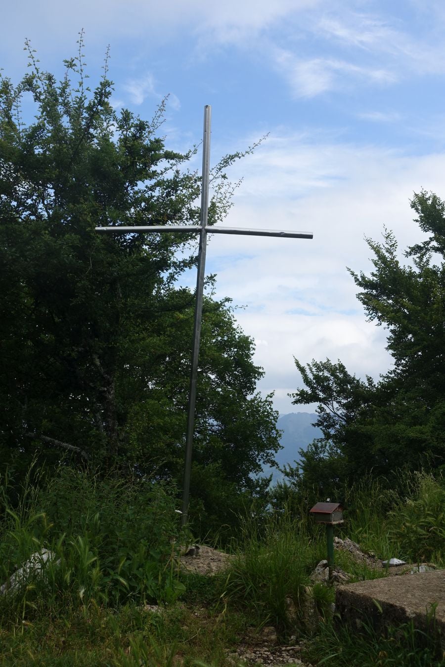 Sus 801 metros de altitud no le hacen uno de los montes más destacables, pero su peculiar cima lo convierte en uno de los que hay que conocer