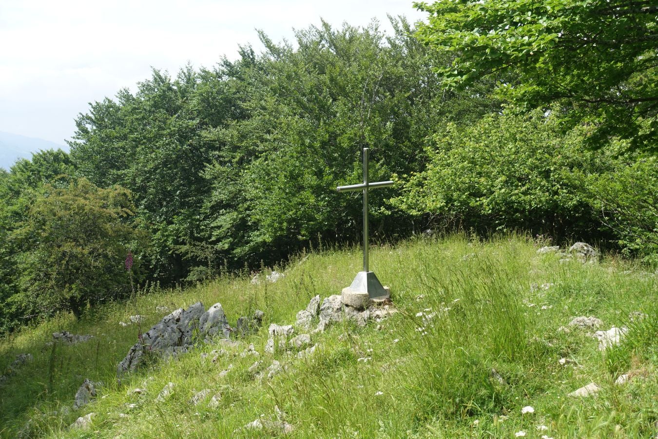 Sus 801 metros de altitud no le hacen uno de los montes más destacables, pero su peculiar cima lo convierte en uno de los que hay que conocer