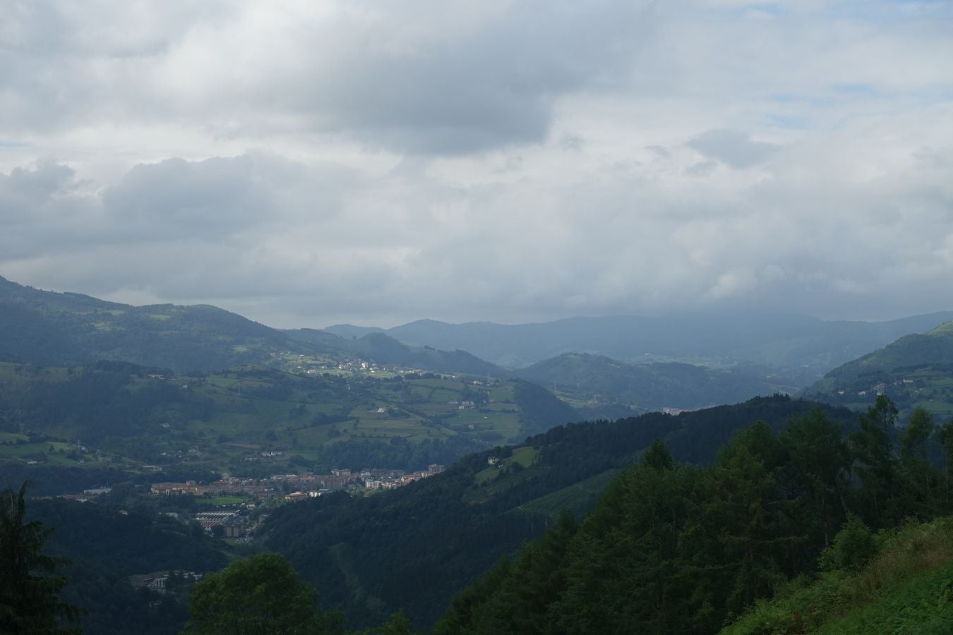 Sus 801 metros de altitud no le hacen uno de los montes más destacables, pero su peculiar cima lo convierte en uno de los que hay que conocer