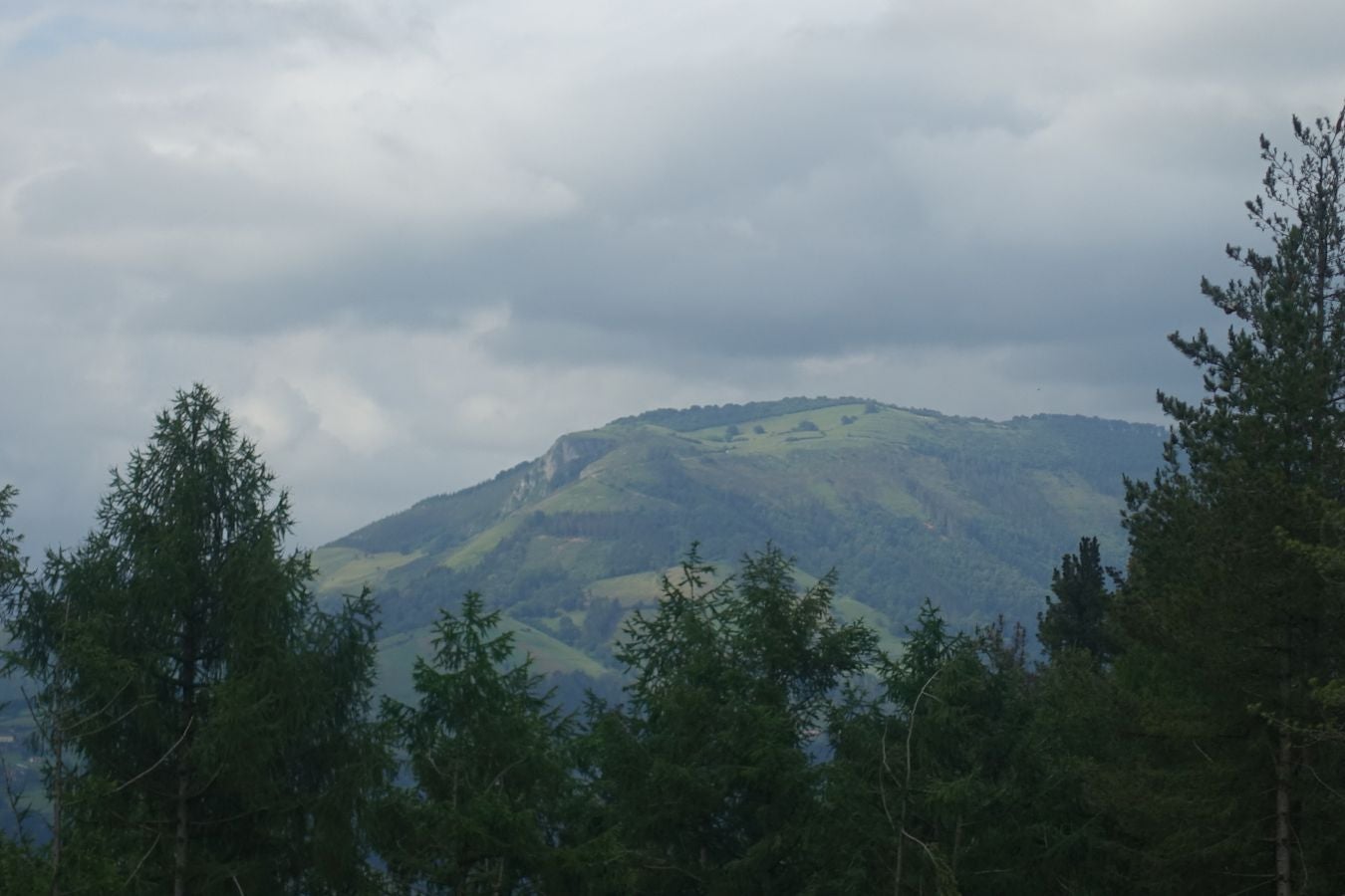 Sus 801 metros de altitud no le hacen uno de los montes más destacables, pero su peculiar cima lo convierte en uno de los que hay que conocer