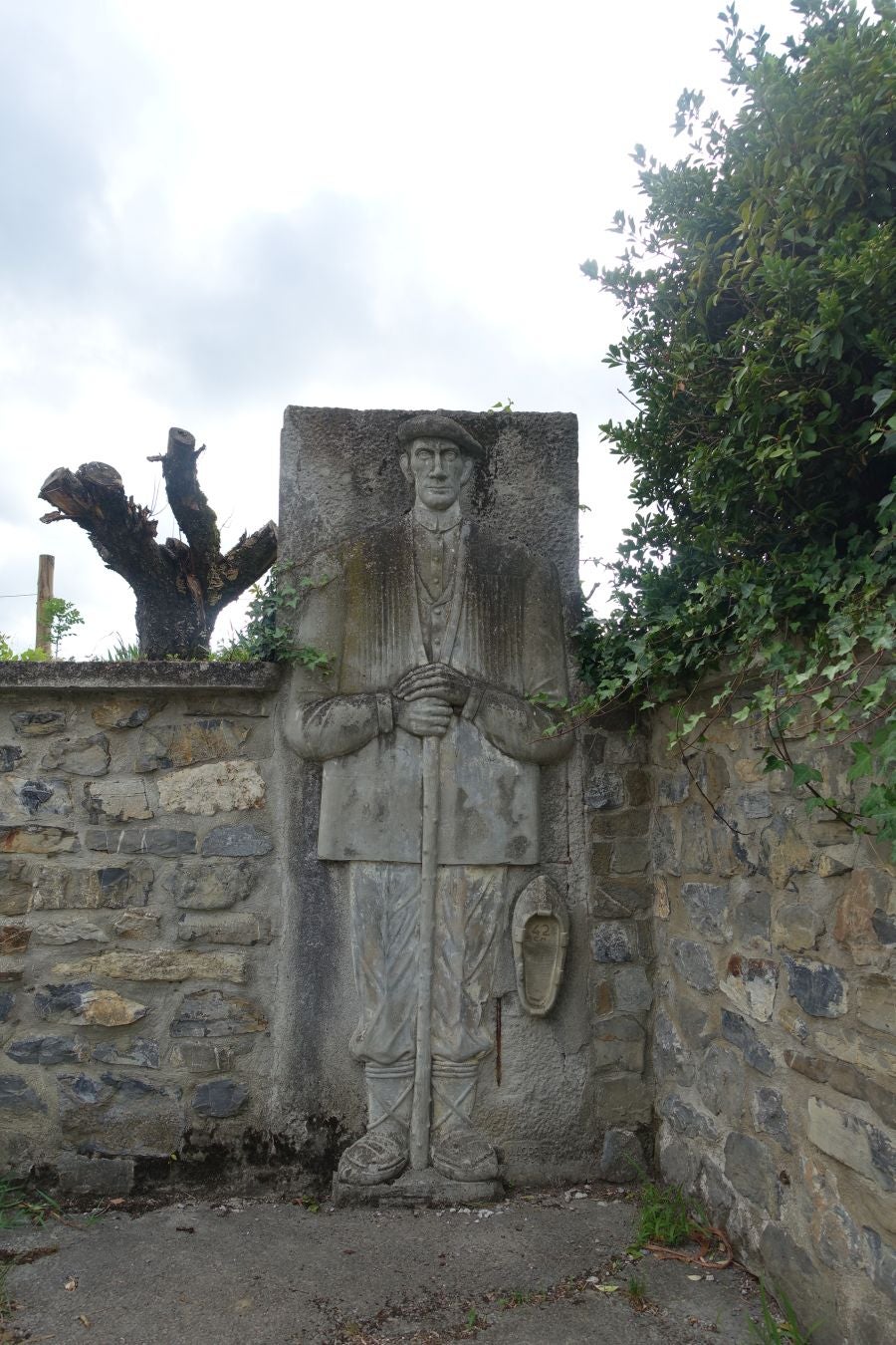 Sus 801 metros de altitud no le hacen uno de los montes más destacables, pero su peculiar cima lo convierte en uno de los que hay que conocer