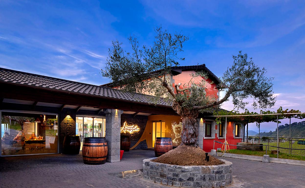 Exterior de la bodega Ameztoi.
