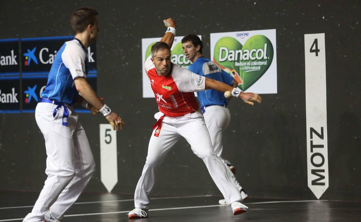 Aimar Olaizola, entre Peña II y Martija, en el estelar del año pasado en el Uranzu. 