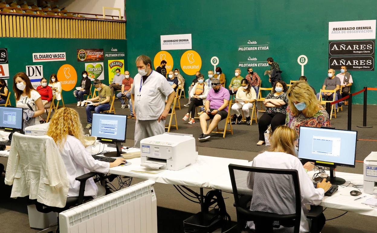 Centro de vacunación en el Astelena de Eibar.