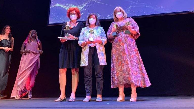 Izaskun Landaida Emakundeko zuzendaria Bizitu elkarteko Amaya Gallo eta Goizardi elkarteko Inma Mata saria jasotzen. 