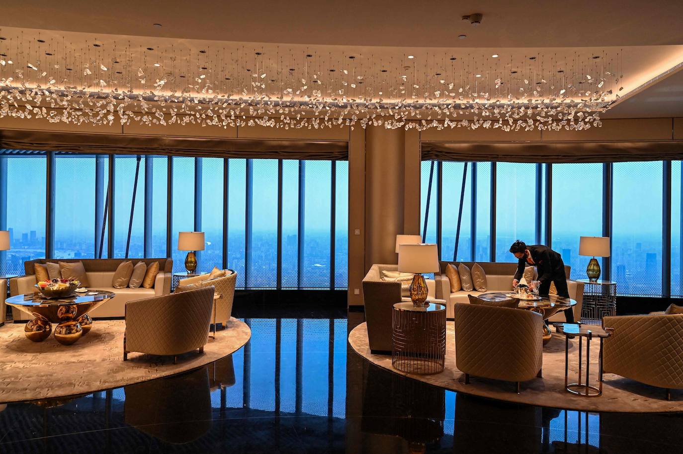 Se sitúa en la cima de la Torre de Shanghái, que culmina a 632 metros en la capital económica china. El hotel de lujo ocupa los últimos pisos de este rascacielos de 128 plantas, el segundo más alto del planeta después de la Burj Khalifa (828 m) en Dubai. El 'J Hotel' cuenta con 165 habitaciones, algunas de ellas a precios vertiginosos, como una suite con candelabros de cristal y sauna que cuesta 67.000 yuanes (10.300 dólares) una noche de sábado. El restaurante situado en el piso 120 y la piscina en la planta 88 son algunos de los principales atractivos de este hotel, cuya apertura se retrasó por la crisis sanitaria.