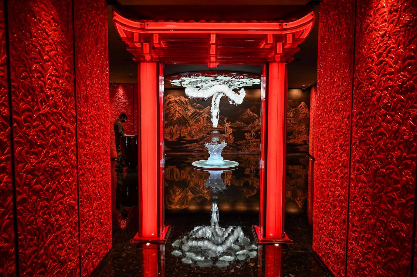 Se sitúa en la cima de la Torre de Shanghái, que culmina a 632 metros en la capital económica china. El hotel de lujo ocupa los últimos pisos de este rascacielos de 128 plantas, el segundo más alto del planeta después de la Burj Khalifa (828 m) en Dubai. El 'J Hotel' cuenta con 165 habitaciones, algunas de ellas a precios vertiginosos, como una suite con candelabros de cristal y sauna que cuesta 67.000 yuanes (10.300 dólares) una noche de sábado. El restaurante situado en el piso 120 y la piscina en la planta 88 son algunos de los principales atractivos de este hotel, cuya apertura se retrasó por la crisis sanitaria.