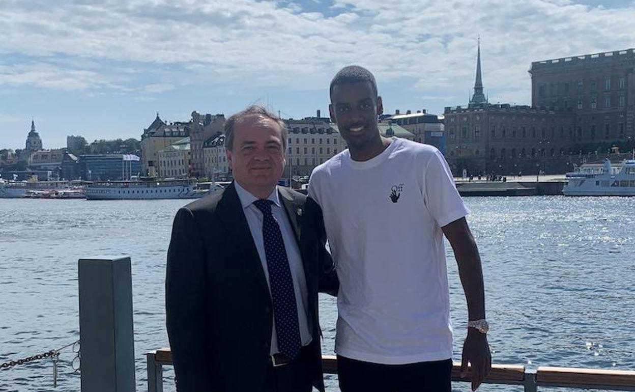 Aperribay con Isak en Estocolmo, donde han terminado de sellar el acuerdo.