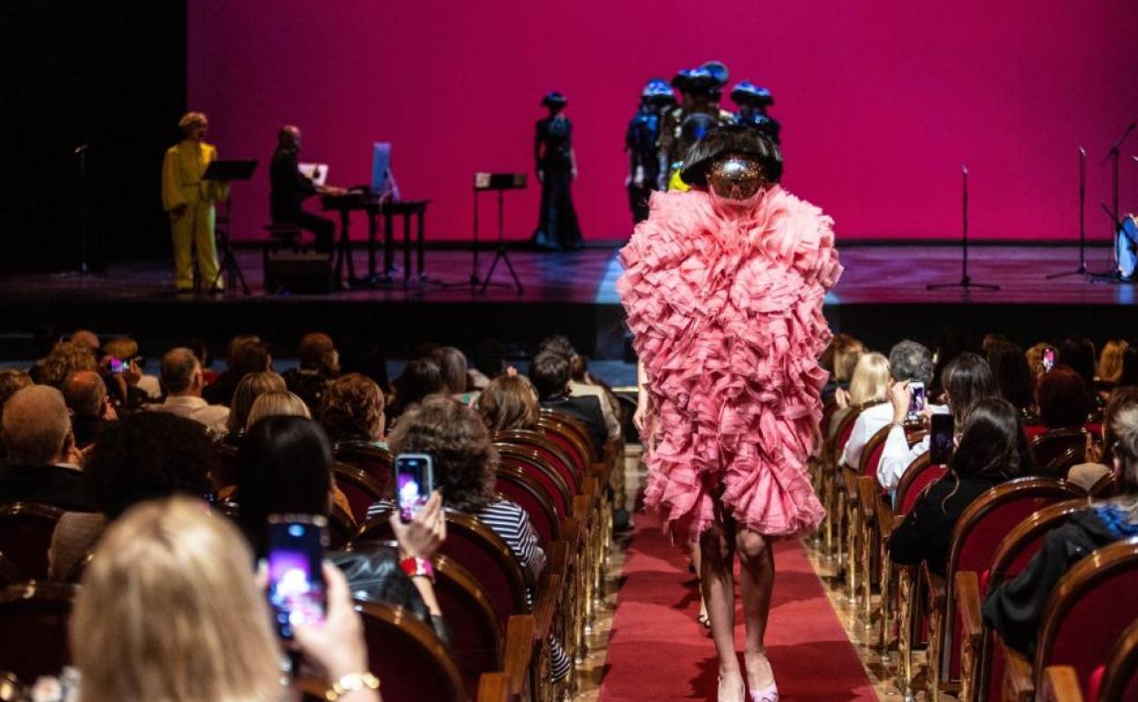 Isabel Zapardiez y Custo Barcelona triunfan en Oviedo