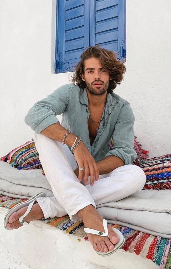 El contexto actual nos lleva a reflexionar, a ser más conscientes y a reconectar con el origen. Esto se refleja en la moda masculina. Por ello, la paleta cromática que predominará en los armarios masculinos durante todo este verano nos recordará a los tonos de la naturaleza: desde los marrones a los azules, pasando por los verdes y los colores tierra y piedra