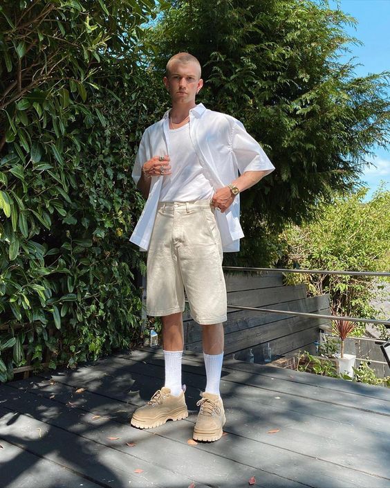 El contexto actual nos lleva a reflexionar, a ser más conscientes y a reconectar con el origen. Esto se refleja en la moda masculina. Por ello, la paleta cromática que predominará en los armarios masculinos durante todo este verano nos recordará a los tonos de la naturaleza: desde los marrones a los azules, pasando por los verdes y los colores tierra y piedra