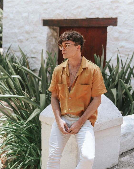 El contexto actual nos lleva a reflexionar, a ser más conscientes y a reconectar con el origen. Esto se refleja en la moda masculina. Por ello, la paleta cromática que predominará en los armarios masculinos durante todo este verano nos recordará a los tonos de la naturaleza: desde los marrones a los azules, pasando por los verdes y los colores tierra y piedra