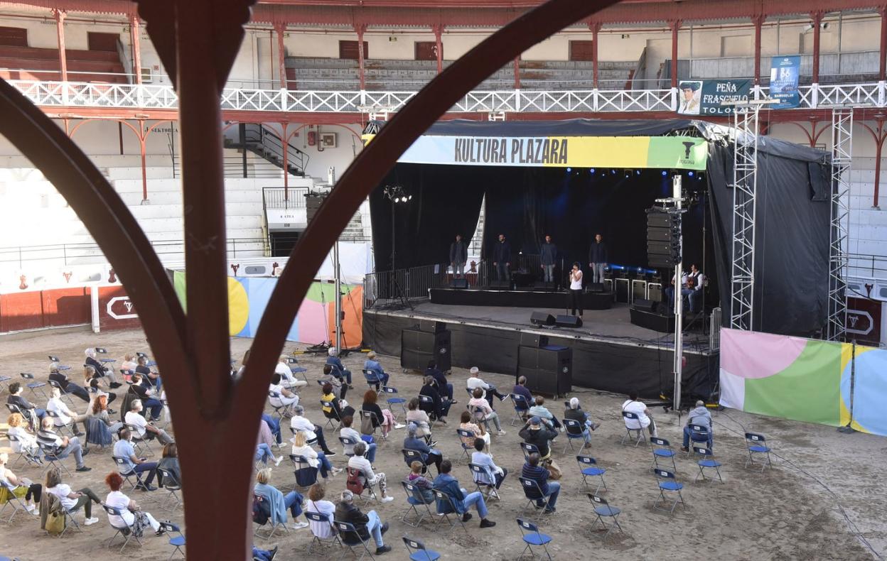 Imagen del escenario que ha instalado el Ayuntamiento en la plaza de toros para celebrar los conciertos programados en el festival. 