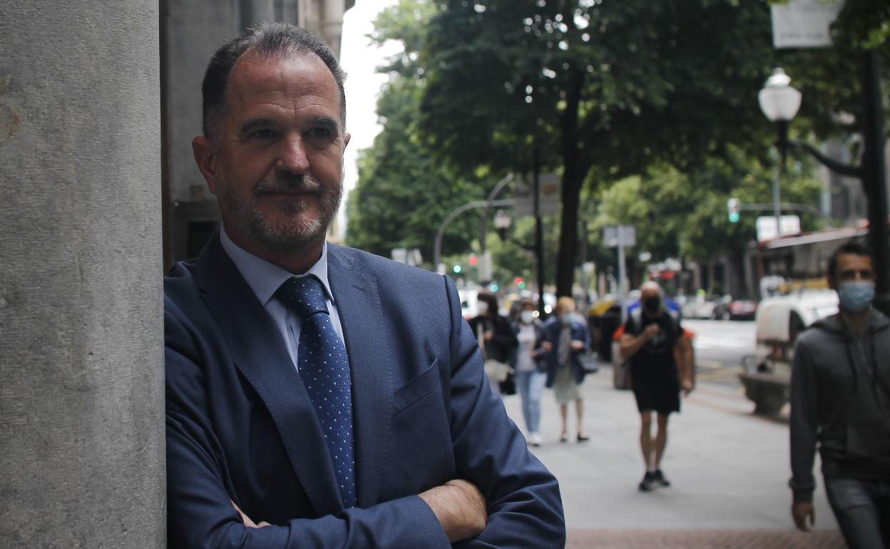 El presidente del PP vasco, Carlos Iturgaiz, posa en la Gran Vía de Bilbao después de la entrevista.