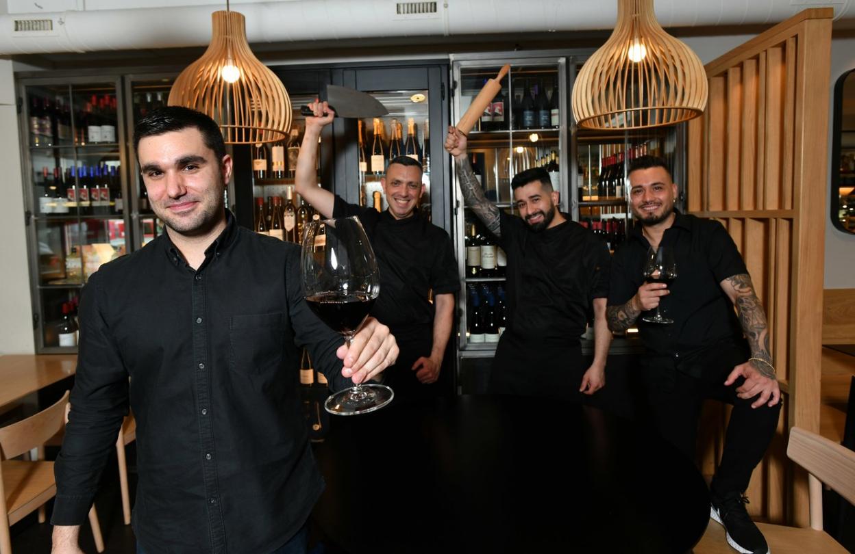 Iker Iturricastillocon parte de su equipo en el restaurante.