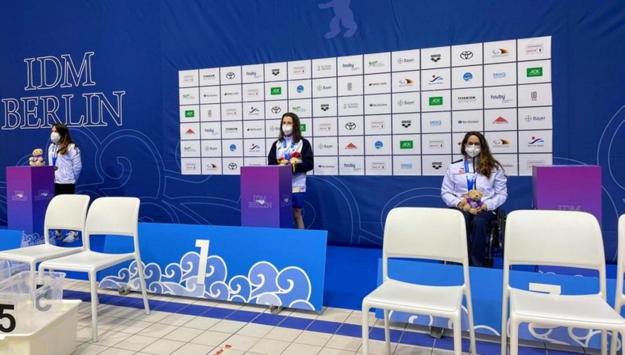 La nadadora paralímpica de Zubieta en el podio de Berlín. 