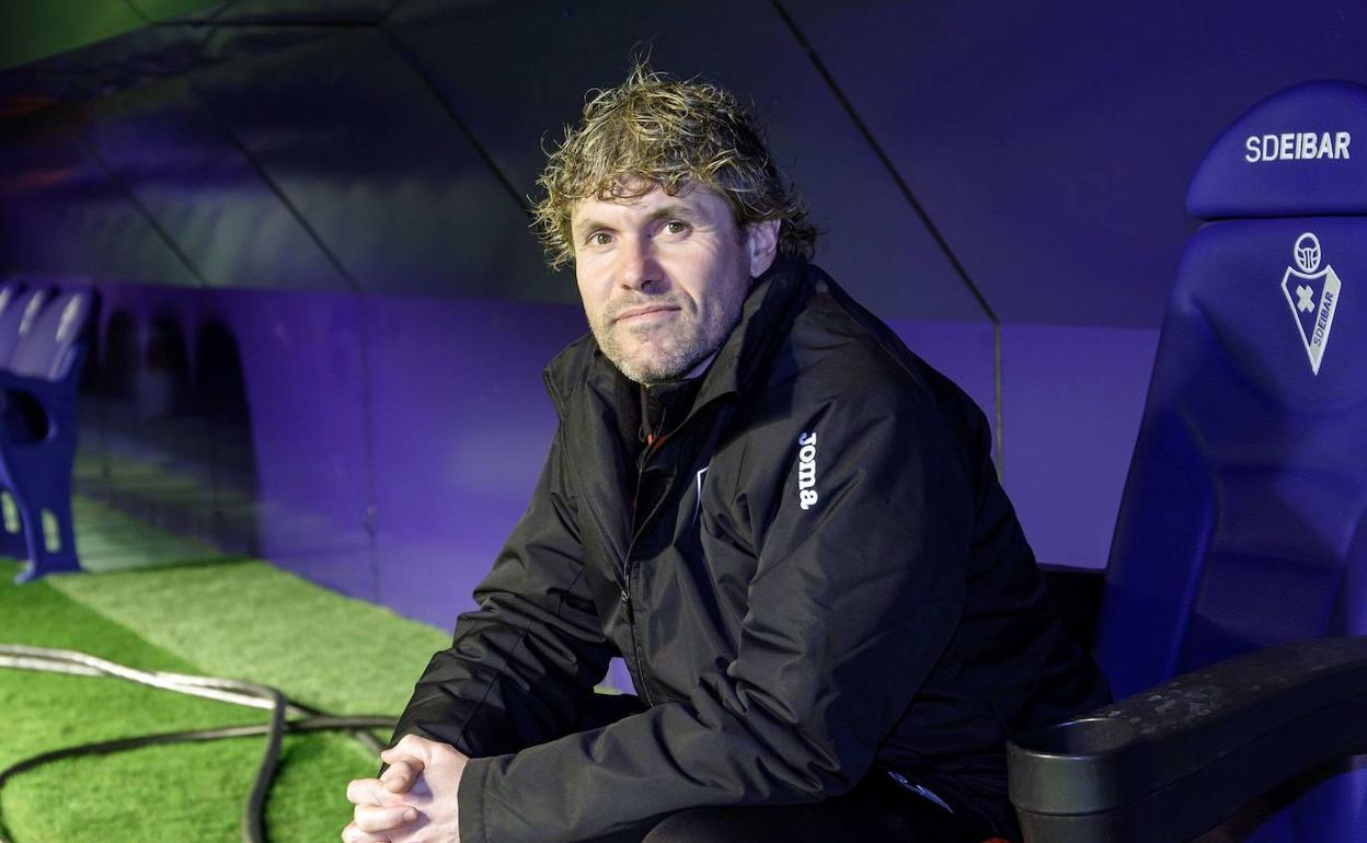 Iker Dorronsoro, en el banquillo de Ipurua.