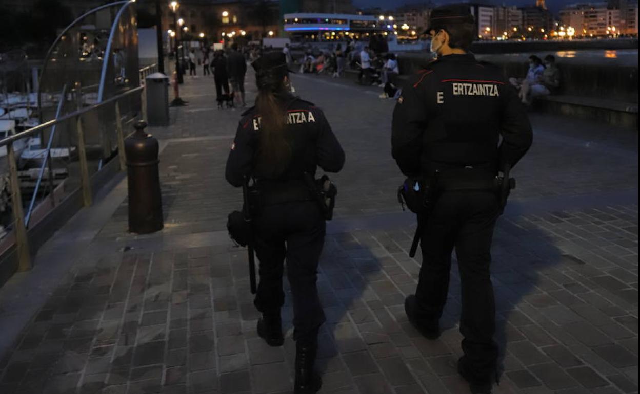 Foto de recurso de una pareja de la Ertzaintza patrullando en Donostia.