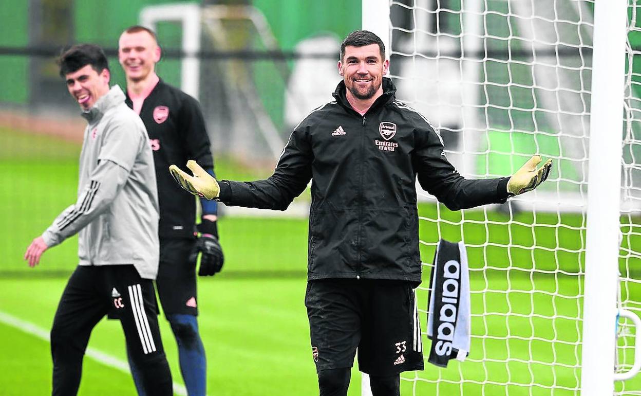 Matt Ryan sonríe durante un entrenamiento del Arsenal, su último equipo antes de recalar en la Real. 