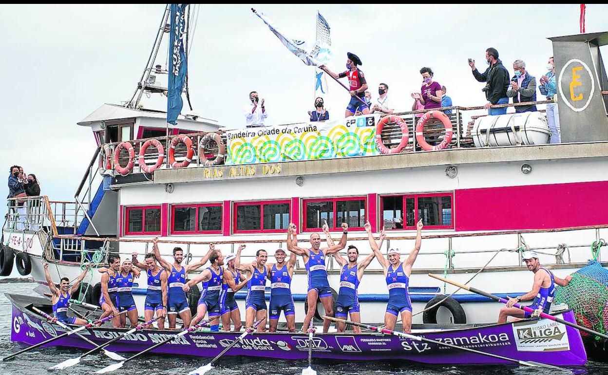 Santurtzi celebra su victoria con su patrón, Gorka Aranbarri, ondeando la bandera.
