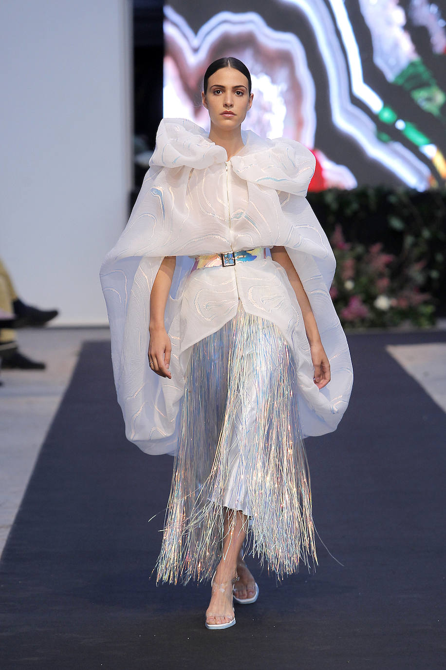 Bombers, sudaderas, camiseros, pantalones, faldas y camisetas se combinan de forma ecléctica en las propuestas de Isabel Zapardiez para afrontar los eventos de verano con garantías. La fusión es predominante también en los tejidos, que abarcan un amplio espectro. Se pueden ver satenes de seda natural, gasas, brocados y otros hilos tradicionales, pero también materiales sacados de su contexto, como el plástico de burbujas reciclado con el que la diseñadora confecciona piezas muy singulares. ¿Y la explosión y mezcla de colores? Todo un espectáculo. Inspírate gracias a la selección de propuestas presentada por la donostiarra en Oviedo