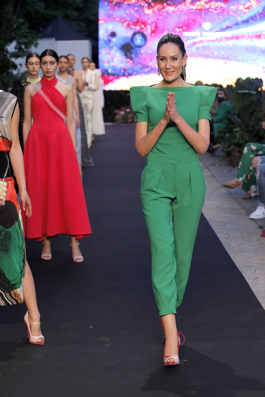 Bombers, sudaderas, camiseros, pantalones, faldas y camisetas se combinan de forma ecléctica en las propuestas de Isabel Zapardiez para afrontar los eventos de verano con garantías. La fusión es predominante también en los tejidos, que abarcan un amplio espectro. Se pueden ver satenes de seda natural, gasas, brocados y otros hilos tradicionales, pero también materiales sacados de su contexto, como el plástico de burbujas reciclado con el que la diseñadora confecciona piezas muy singulares. ¿Y la explosión y mezcla de colores? Todo un espectáculo. Inspírate gracias a la selección de propuestas presentada por la donostiarra en Oviedo