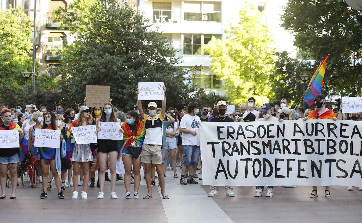 Concentración ayer en Donostia contra la homofobia.