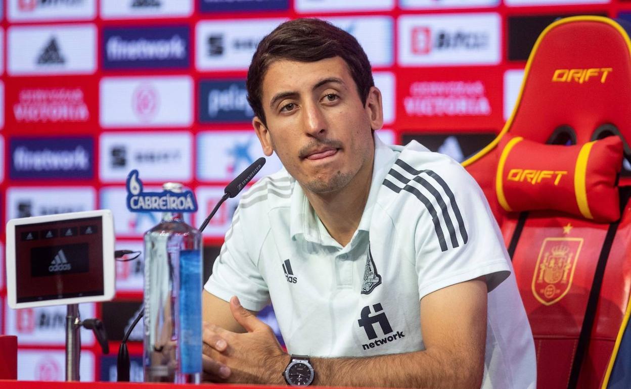 El capitán txuri-urdin Mikel Oyarzabal atiende a los medios de comunicación para expresar el sentir de la selección.